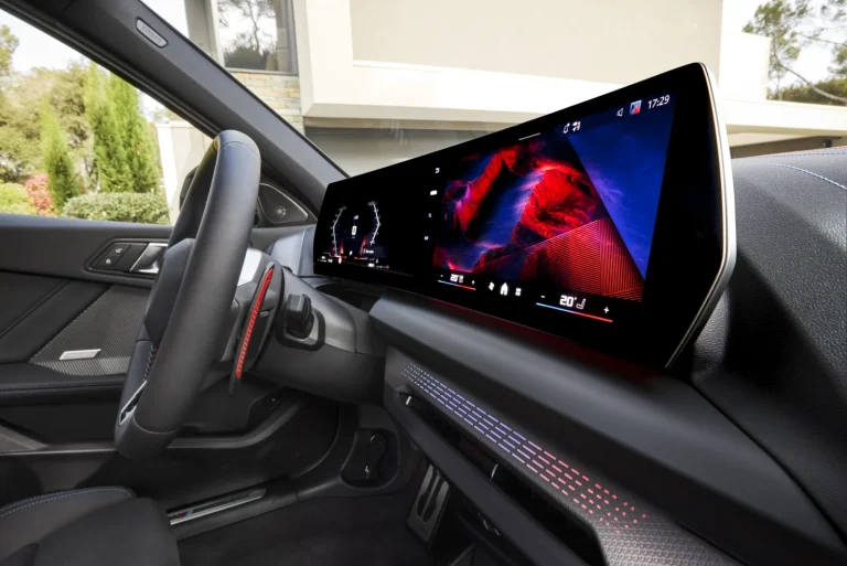 BMW 1-Serie leasen - close-up van het curved display met mediascherm