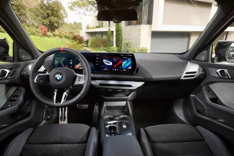 BMW 1-Serie leasen - dashboard met stuurwiel en gebogen curved display
