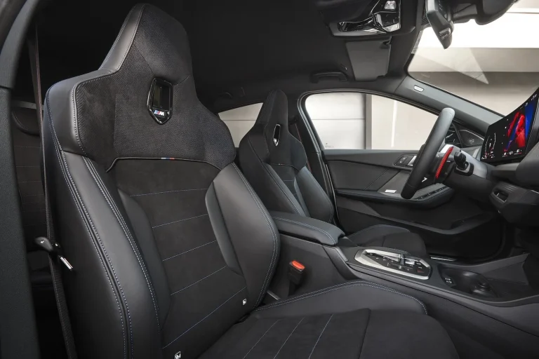 BMW 1-Serie leasen - close-up van de sportstoelen in zwarte bekleding