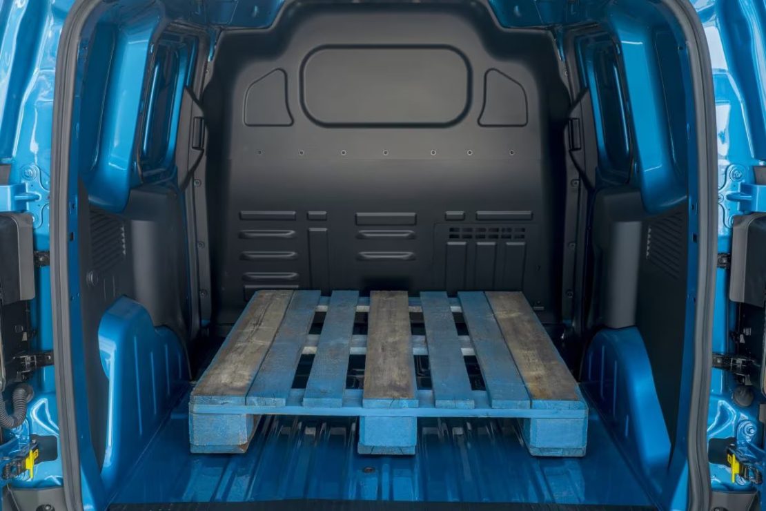 Ford Transit Courier leasen - lege laadruimte met een houten pallet op de vloer