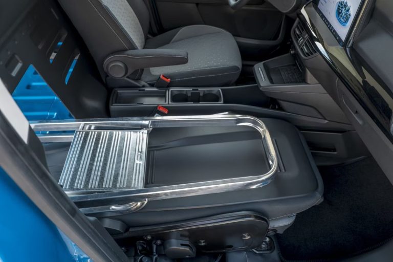 Ford Transit Courier leasen - opbergvak en bekerhouders naast de bestuurdersstoel