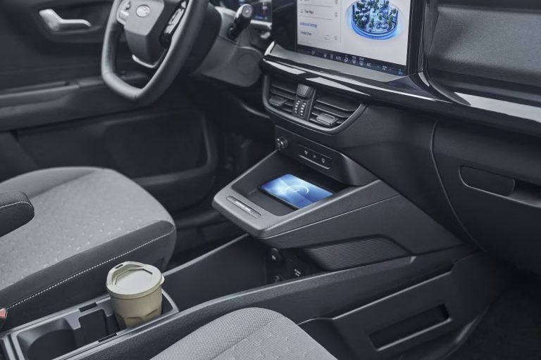 Ford Transit Courier leasen - middenconsole met bekerhouder en koffiebeker