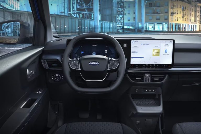 Ford Transit Courier leasen - close-up van stuurwiel en digitaal instrumentenpaneel