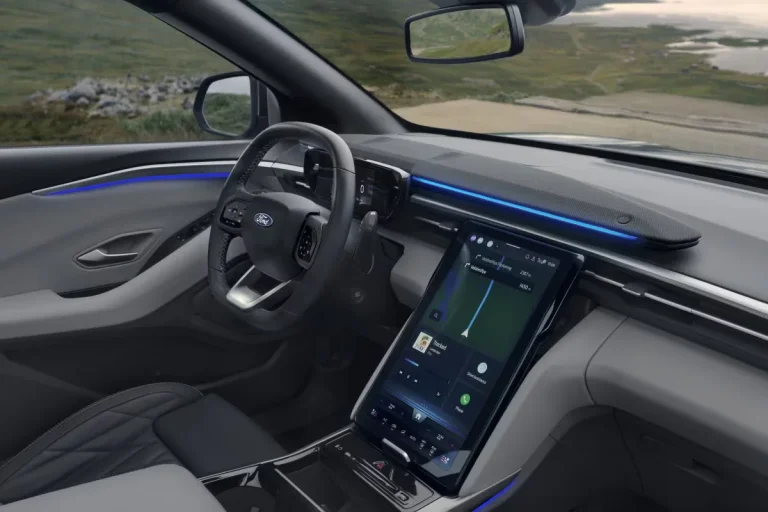 Ford Explorer BEV leasen - stuurwiel en dashboard met blauwe sfeerverlichting tijdens het rijden