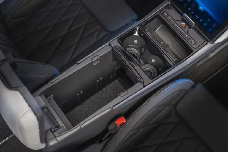 Ford Explorer BEV leasen - close-up van het geopende opbergvak in de middenconsole