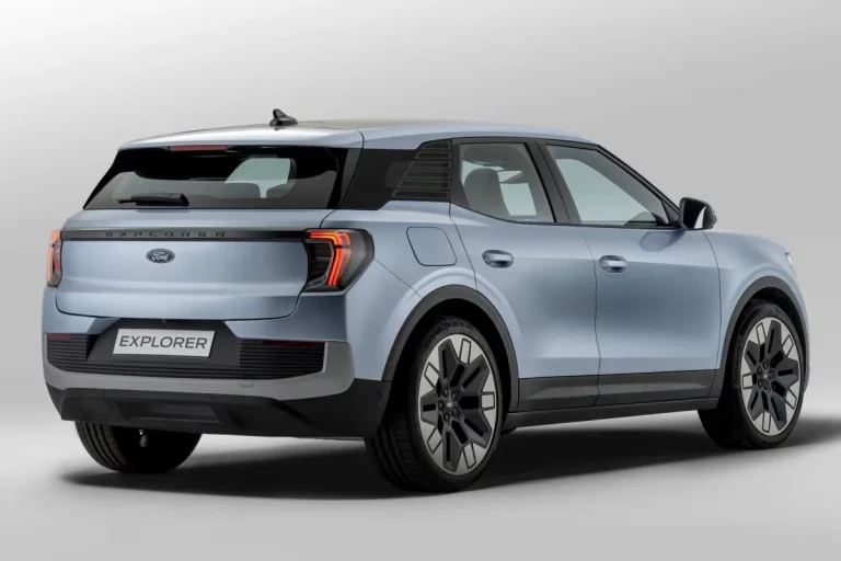 Ford Explorer BEV leasen - schuin achteraanzicht met Explorer-badge op studio-achtergrond