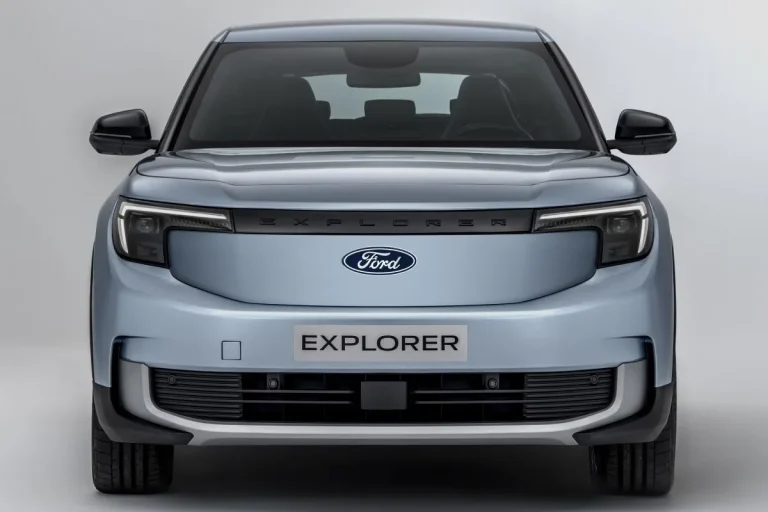 Ford Explorer BEV leasen - vooraanzicht met Explorer-badge op studio-achtergrond