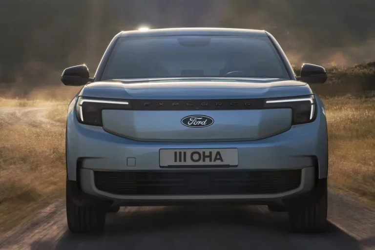 Ford Explorer BEV leasen - vooraanzicht tijdens het rijden op een onverharde weg