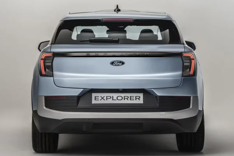 Ford Explorer BEV leasen - achteraanzicht met Explorer-badge op studio-achtergrond