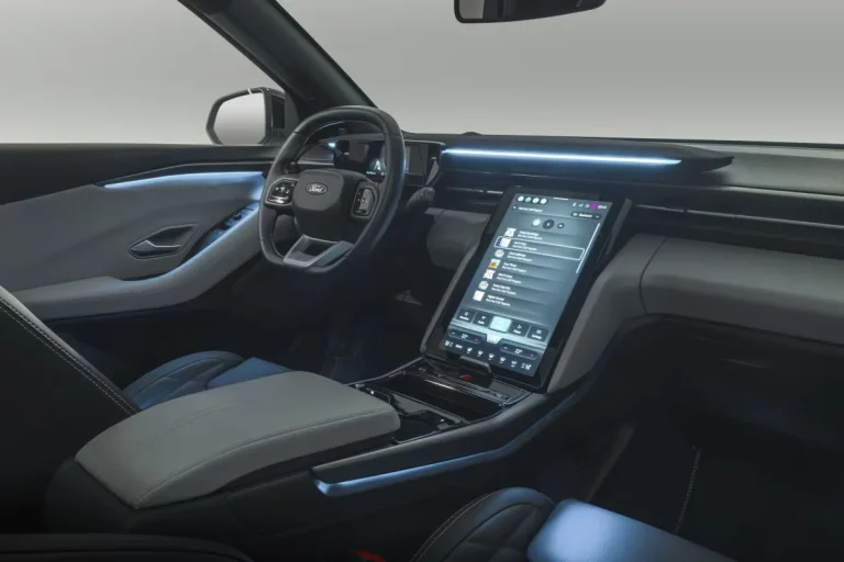 Ford Explorer BEV leasen - dashboard met verticaal touchscreen en blauwe sfeerverlichting