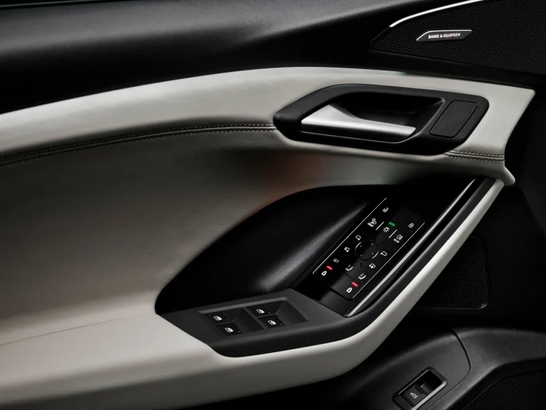 Audi Q6 e-tron zakelijke lease - portier met Bang & Olufsen-luidspreker en bediening