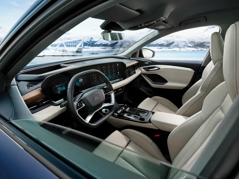 Audi Q6 e-tron S Edition Performance zakelijke lease - interieur met stuur en digitaal dashboard