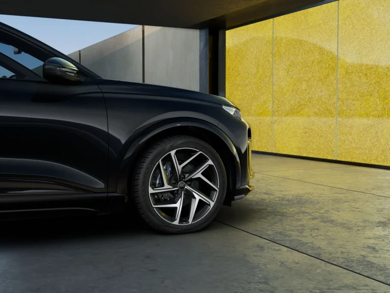 Audi Q6 e-tron S Edition Performance leasen - lichtmetalen velg en koplamp in detail