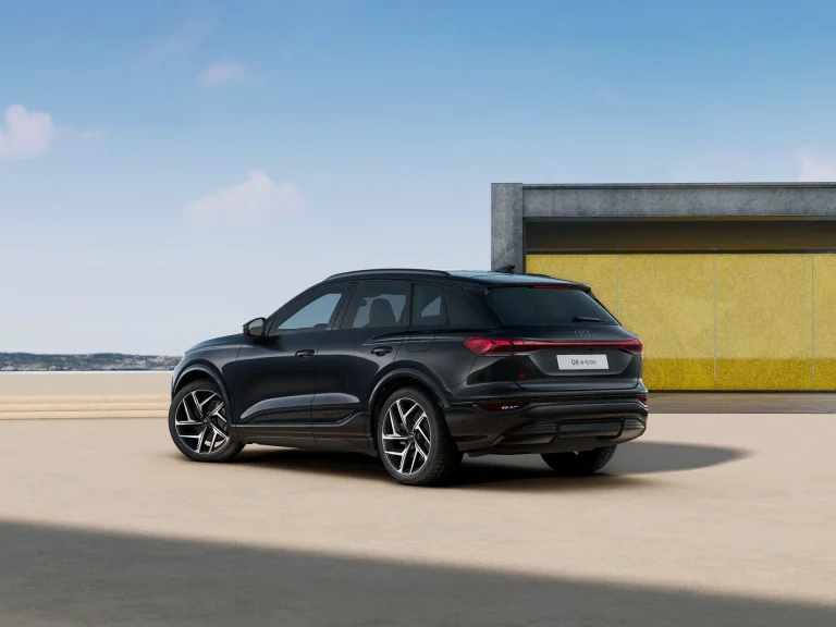 Audi Q6 e-tron S Edition Performance zakelijk leasen - achterzijde driekwart aanzicht