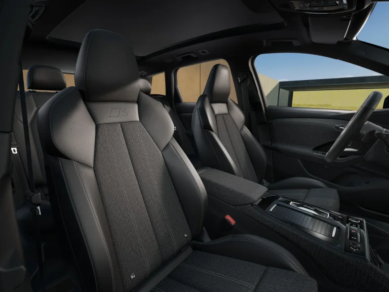 Audi Q6 e-tron S Edition Performance lease - sportstoelen voorin met S-logo