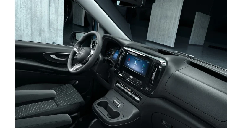 Mercedes-Benz eVito zakelijk leasen - dashboard met stuurwiel en infotainmentscherm