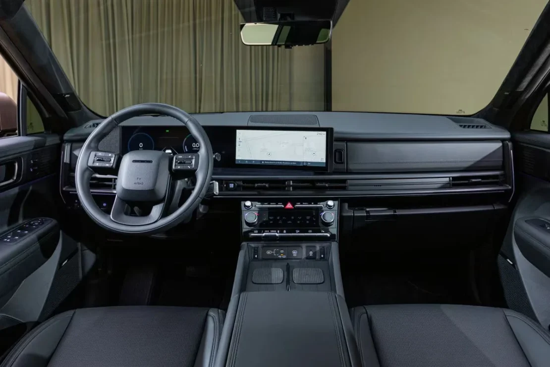Hyundai Santa Fe leasen - dashboard met stuurwiel en dubbel scherm