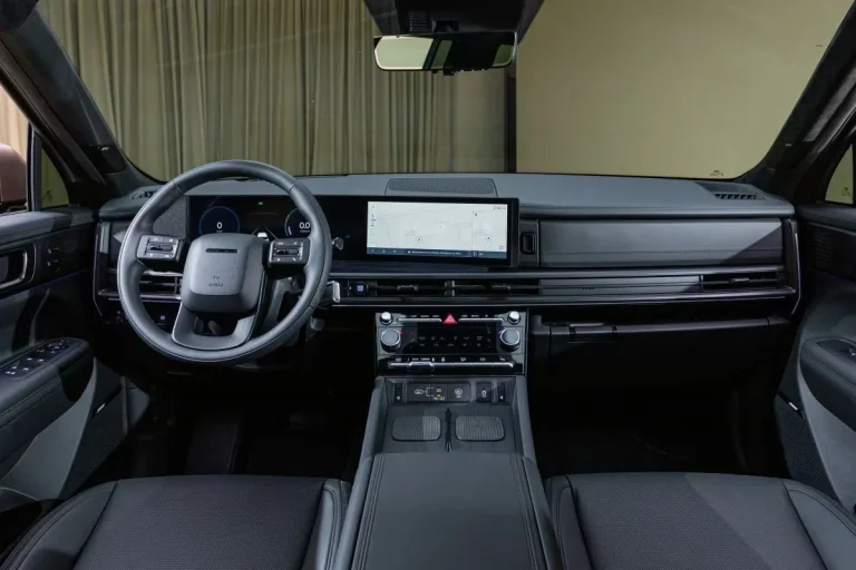 Hyundai Santa Fe leasen - dashboard met stuurwiel en dubbel scherm
