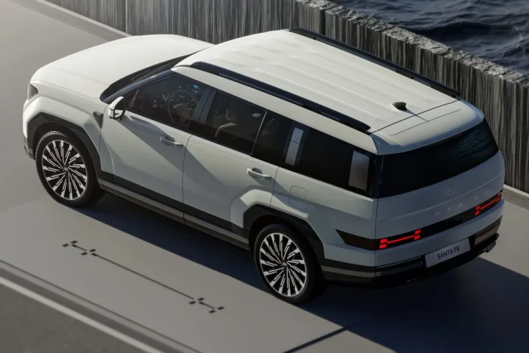 Hyundai Santa Fe leasen - vooraanzicht van bovenaf tijdens het rijden langs de kust
