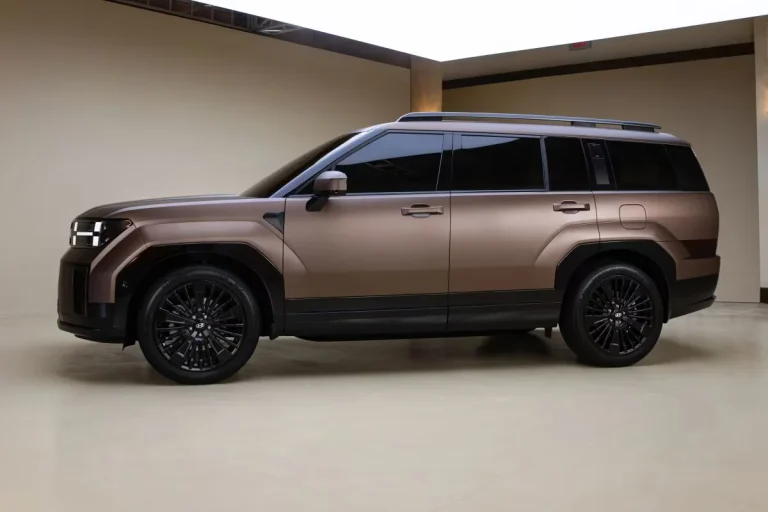 Hyundai Santa Fe leasen - zijaanzicht in een overdekte witte patio