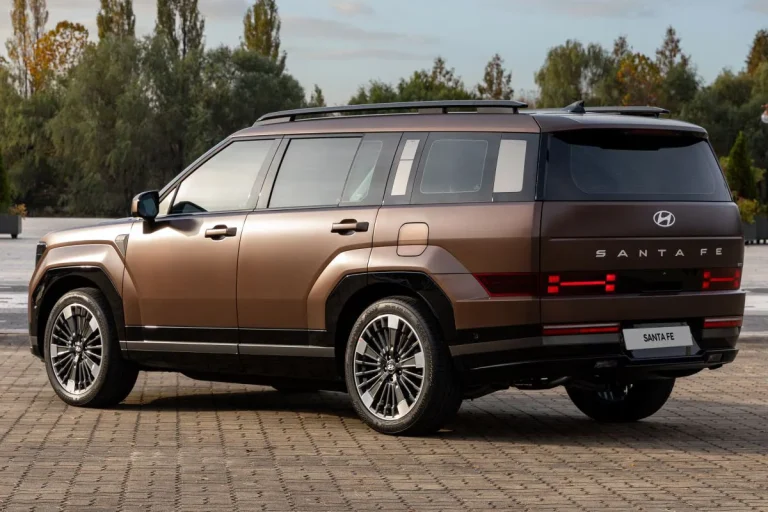 Hyundai Santa Fe leasen - schuin achteraanzicht met Santa Fe-badge in een buitenpatio