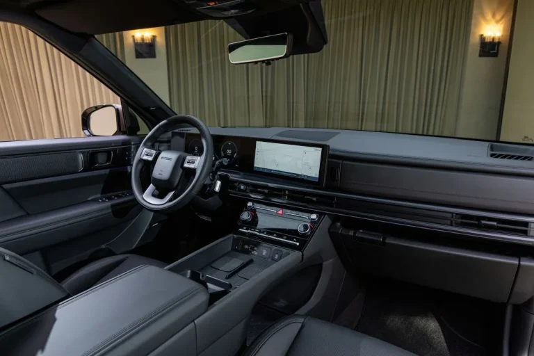 Hyundai Santa Fe leasen - dashboard en portier in een sfeervol verlichte ruimte