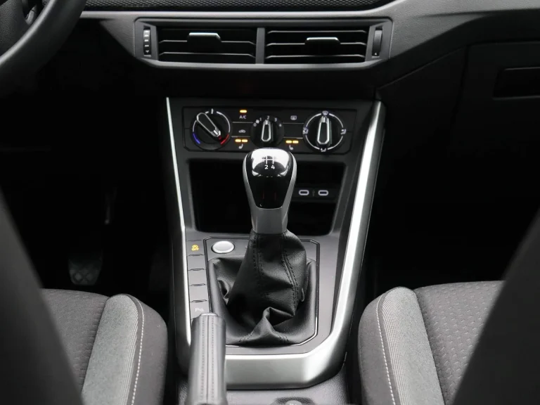 Volkswagen Taigo zakelijke lease - close-up van de versnellingspook