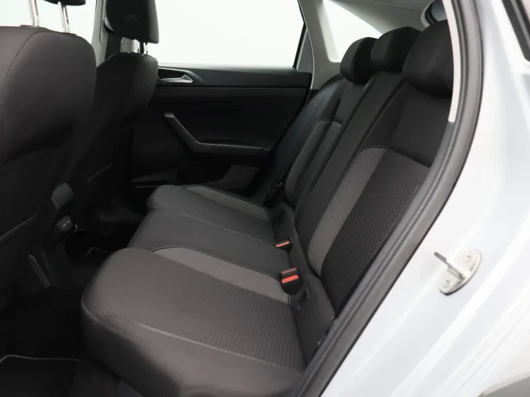 Volkswagen Taigo 1.0 TSI 95pk Life 5d. zakelijk leasen - achterbank gezien door het open portier