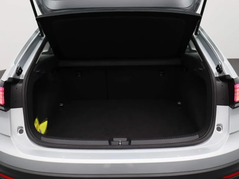 Volkswagen Taigo lease - lege kofferbak met geopende achterklep
