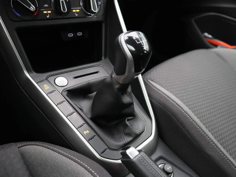 Volkswagen Taigo leasen - close-up van de versnellingspook, tweede hoek