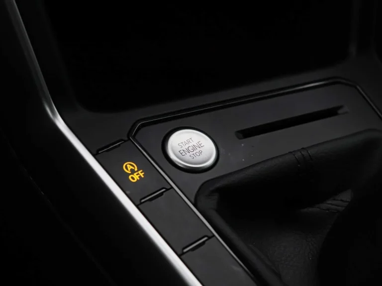 Volkswagen Taigo 1.0 TSI 95pk Life 5d. zakelijk leasen - close-up van de start-stopknop