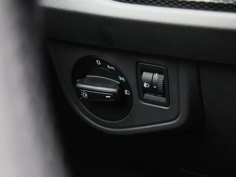 Volkswagen Taigo leasen - close-up van de koplampschakelaar