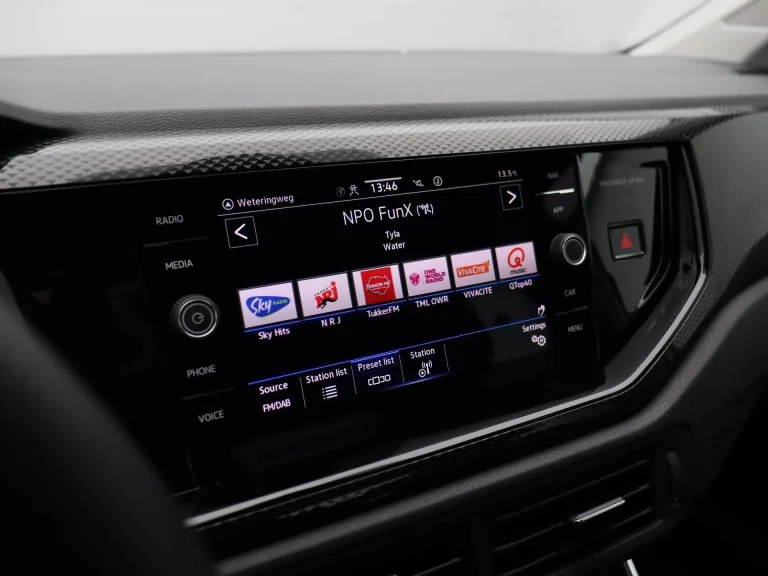 Volkswagen Taigo leasen - infotainmentscherm met radiozenders