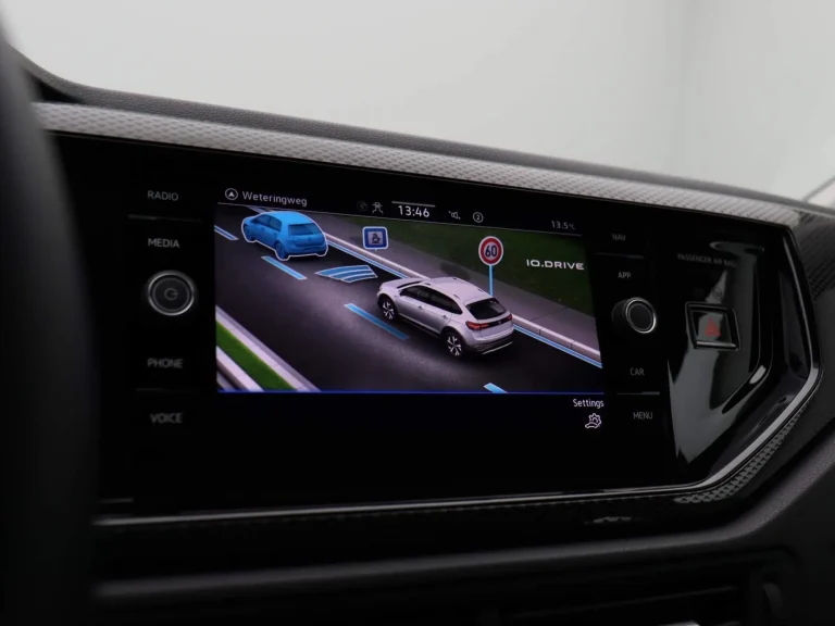 Volkswagen Taigo lease - infotainmentscherm met rijhulpsystemen