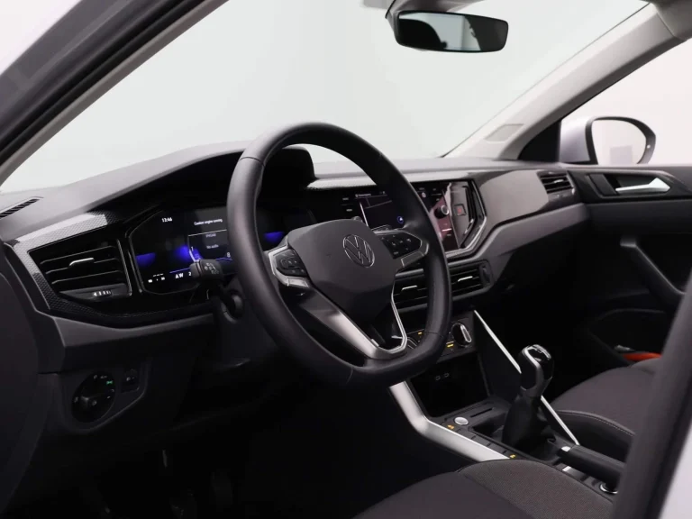 Volkswagen Taigo 1.0 TSI 95pk Life 5d. voorraadlease - dashboard gezien vanaf de bijrijdersstoel