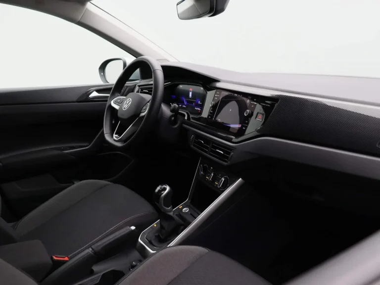 Volkswagen Taigo 1.0 TSI 95pk Life 5d. lease - dashboard met digital cockpit, tweede hoek