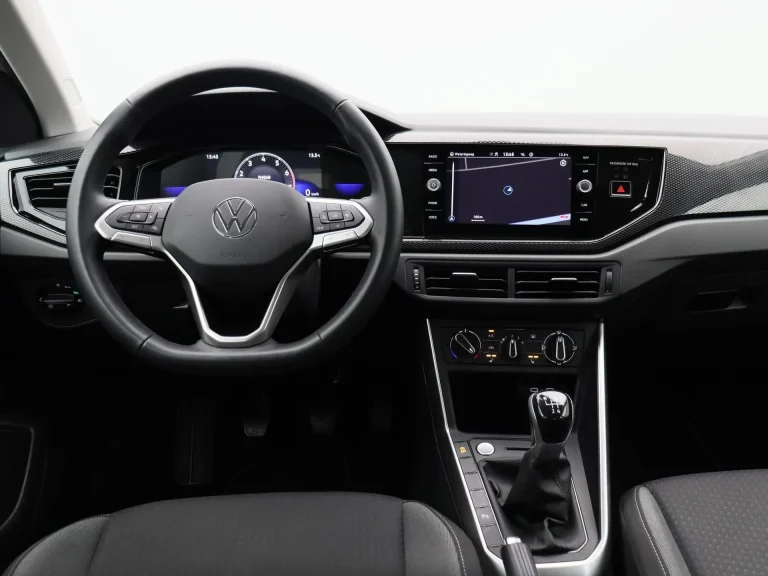 Volkswagen Taigo 1.0 TSI 95pk Life 5d. voorraadlease - dashboard met digital cockpit en navigatiescherm