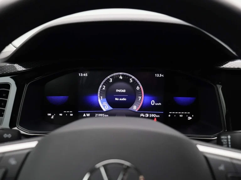 Volkswagen Taigo leasen - digital cockpit met kilometerstand en actieradius