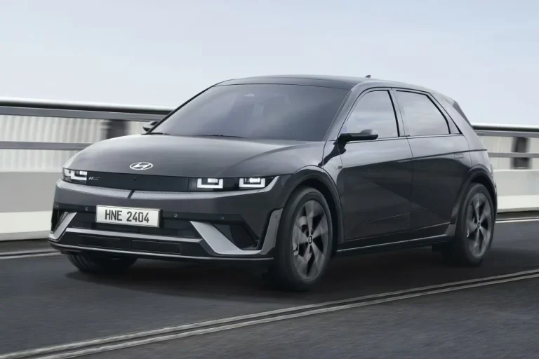 Hyundai IONIQ 5 leasen - schuin zijaanzicht van een donkerblauwe IONIQ 5 op een verhoogde weg
