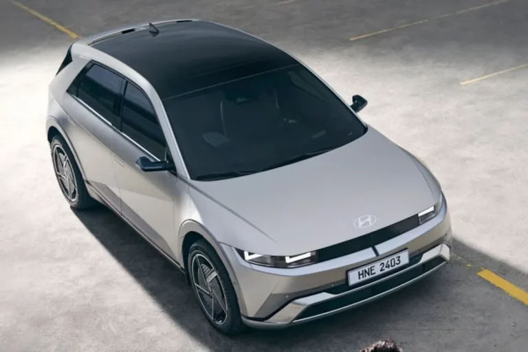 Hyundai IONIQ 5 lease - vooraanzicht van bovenaf met pixel-ledverlichting