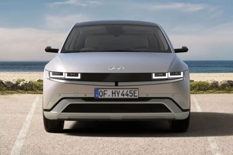 Hyundai IONIQ 5 lease - vooraanzicht op een parkeerplaats aan zee