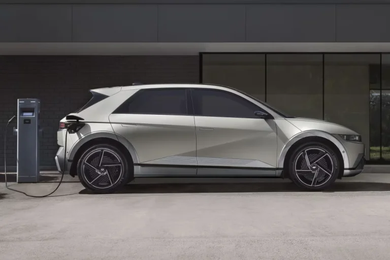 Hyundai IONIQ 5 leasen - zijaanzicht tijdens het opladen bij een laadpaal