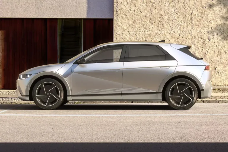Hyundai IONIQ 5 lease - zijaanzicht bij een gebouw met houten gevelbeplating