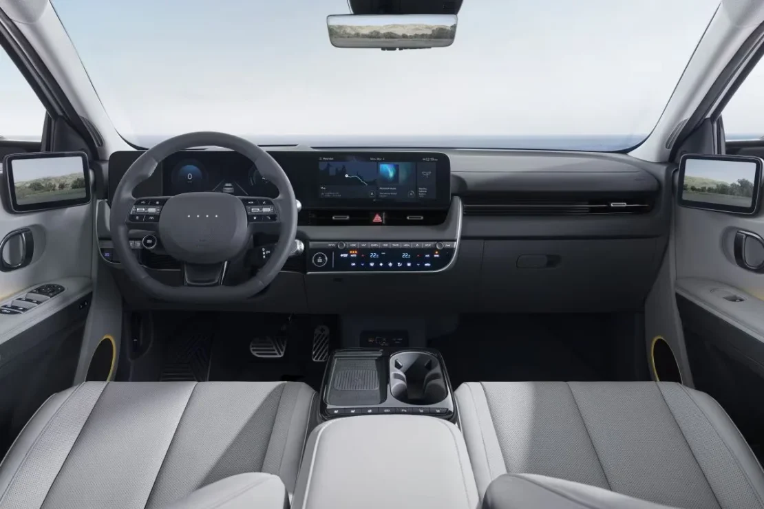 Hyundai IONIQ 5 lease - dashboard met stuurwiel en dubbel scherm in lichte interieurkleur