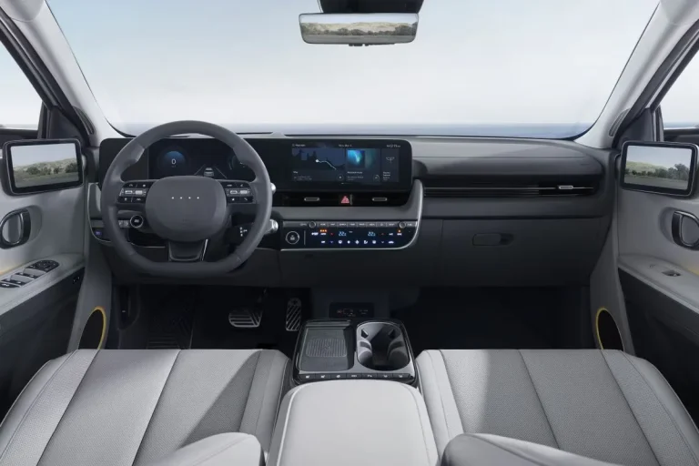 Hyundai IONIQ 5 lease - dashboard met stuurwiel en dubbel scherm in lichte interieurkleur
