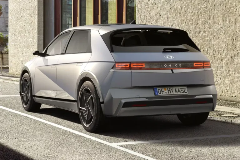 Hyundai IONIQ 5 leasen - schuin achteraanzicht met IONIQ 5-badge en kenteken