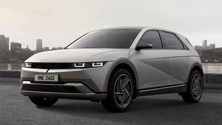 Hyundai IONIQ 5 leasen - schuin vooraanzicht van de zilvergrijze elektrische auto met een skyline op de achtergrond