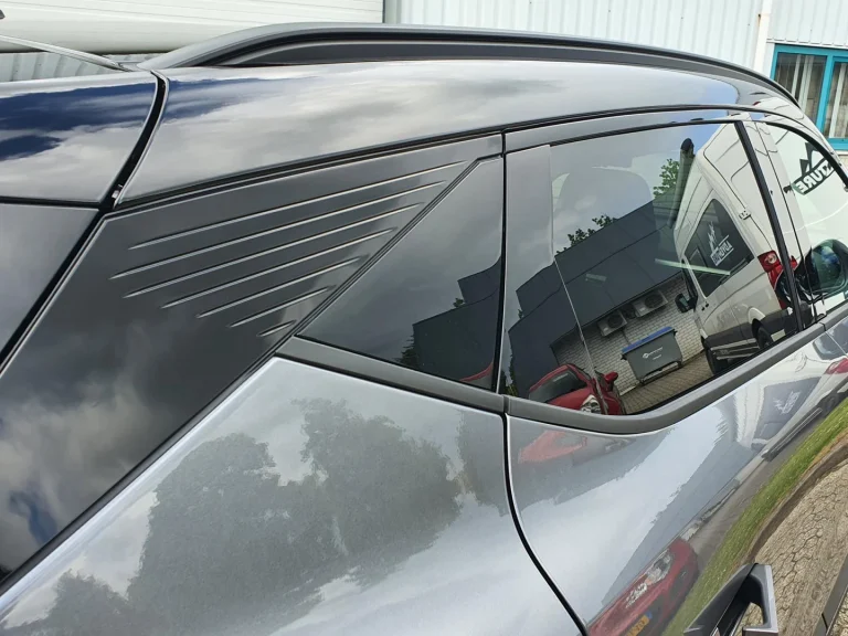 Renault Scenic E-Tech lease - detail van de achterste zijruit en C-stijl