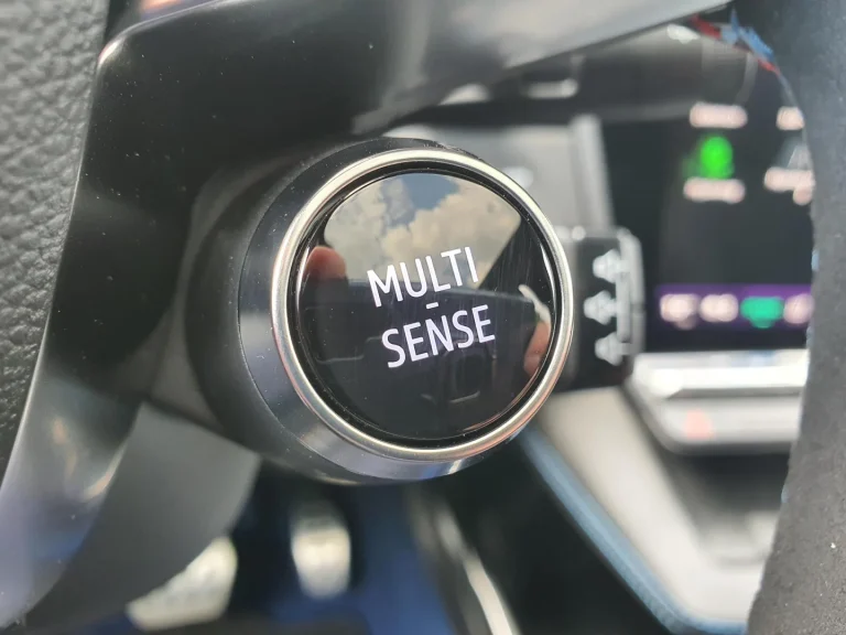 Renault Scenic zakelijke lease - close-up van de Multi-Sense-bedieningsknop
