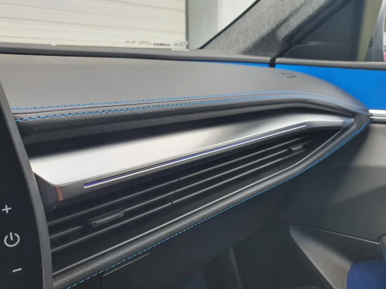 Renault Scenic E-Tech lease - ventilatierooster met blauw accent in het dashboard